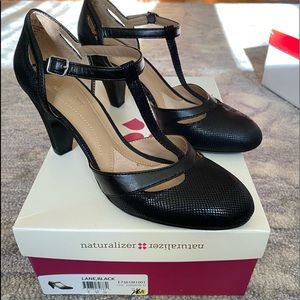 Woman's Naturalizer black pumps